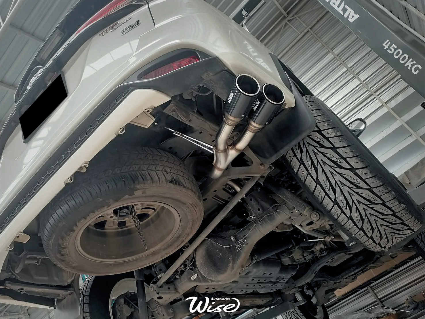 ท่อไอเสียญี่ปุ่นแบรนด์ HKS สำหรับ Toyota ฟอจูนเนอร์ ท่อปลายคาร์บอนไฟเบอร์สำหรับรถยนต์ โตโยต้า นิสสัน ฮอนด้า มาสด้า มิตซูบิชิ อีซูซุ ฟอร์ด ซูซูกิ